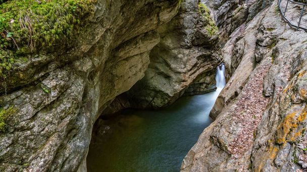Чудова ущелина біля підніжжя Грюнтену в Альгау. - Фото, зображення