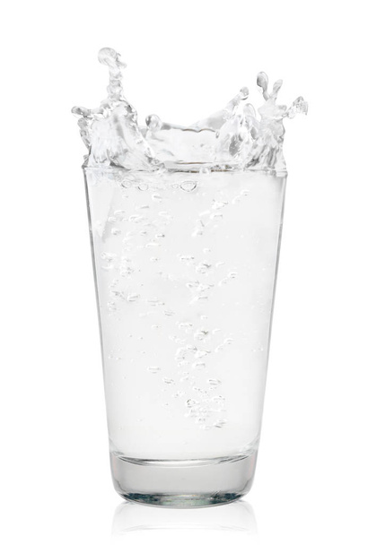Склянка води з бризкою на білому тлі. Ізольовані
 - Фото, зображення
