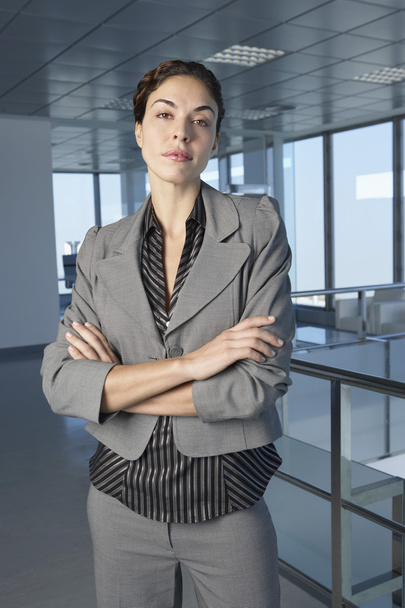 Femme d'affaires debout dans un immeuble de bureaux
 - Photo, image