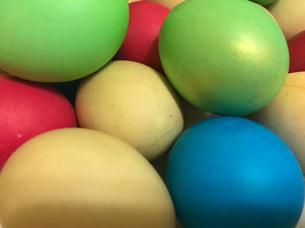Fondo de Pascua de coloridos huevos pintados de cerca
. - Foto, imagen
