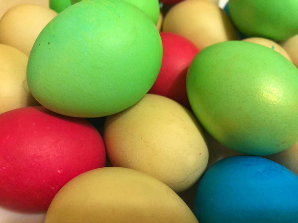 Пасхальный фон красочных окрашенных яиц крупным планом
. - Фото, изображение