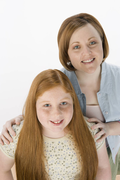 Άποψη υψηλής γωνίας μητέρας και κόρης που απομονώνονται σε λευκό φόντο - Φωτογραφία, εικόνα