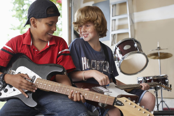 jongens met muziekinstrumenten - Foto, afbeelding