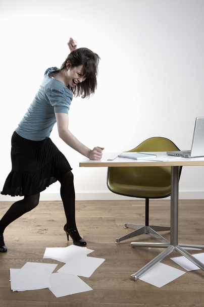 Nainen lyömällä työpöytä
 - Valokuva, kuva