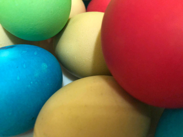 Pääsiäisen tausta värikkäitä maalattuja munia lähikuva
. - Valokuva, kuva