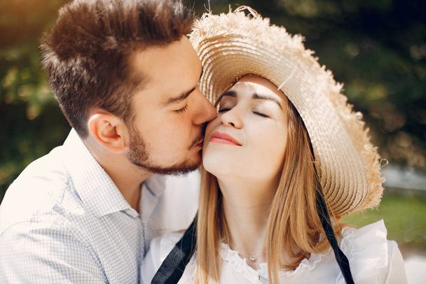Beautiful couple spend time in a summer park - Foto, immagini
