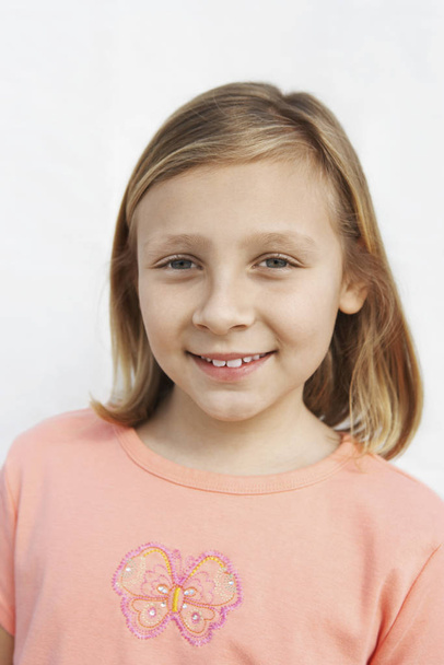 Portret szczęśliwej dziewczynki odizolowanej na białym tle - Zdjęcie, obraz