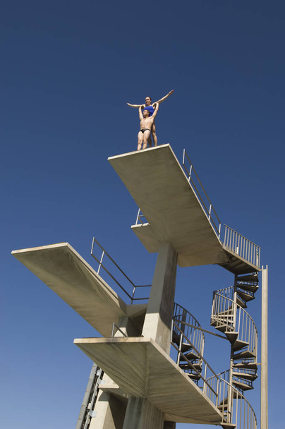 Man holding woman to dive from the springboard - Fotografie, Obrázek