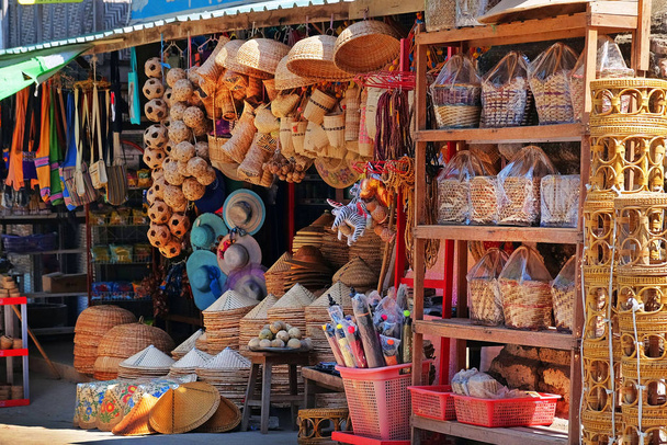 Традиционные бамбуковые шарики Такроу и другие предметы из Мандалая, Мьянма
. - Фото, изображение
