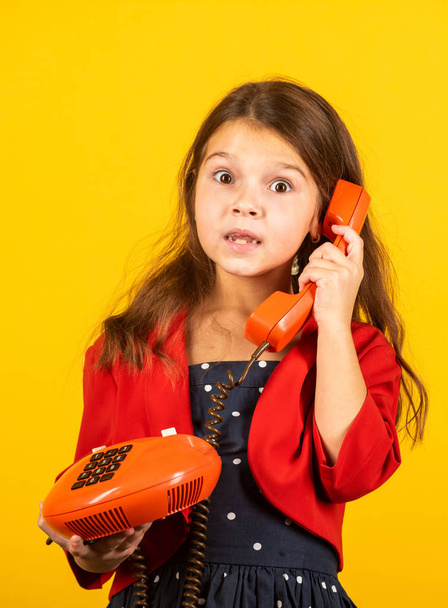 Εκπληκτικά νέα. Μικρός ομιλητής. Ρετρό στυλ. Σχέδιο επικοινωνίας. Αγορές online. Η Ρέτρο μιλάει στο τηλέφωνο. Παιδί μιλάει vintage τηλέφωνο. Συνομιλία με κορίτσια. Συζητήστε κουτσομπολιά. Ρετρό επικοινωνίες - Φωτογραφία, εικόνα