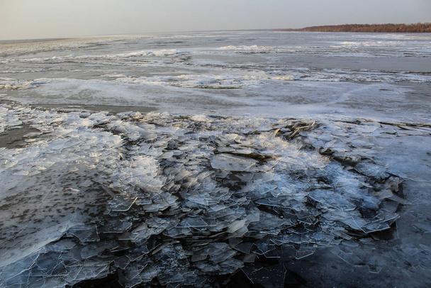 美しい氷の湖と寒い冬の空/氷の写真白い湖。貯水池の水が凍った氷の塊は薄く白い空は色が違う美しい景色. - 写真・画像