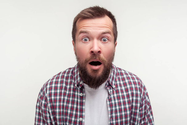Wow, unbelievable! Portrait of shocked scared bearded man starin - Foto, Bild