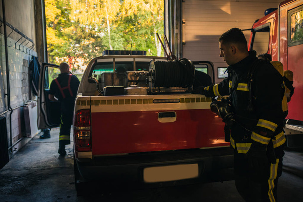 Vehículo de motor de incendios estacionado en el garaje de los bomberos. - Foto, Imagen