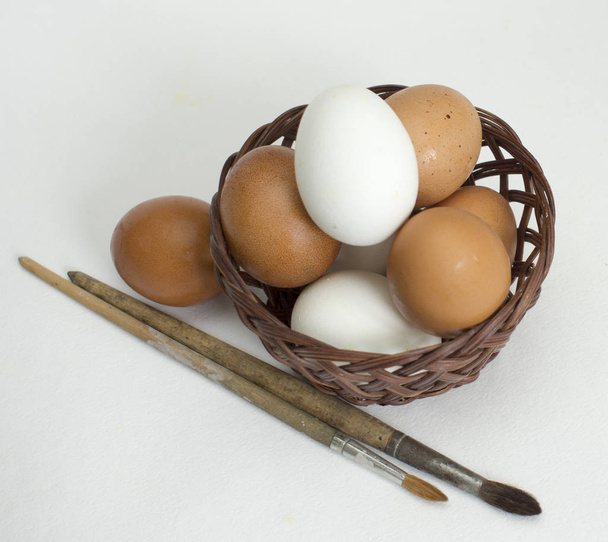白と茶色の鶏の卵とウズラの卵の巣、柳の枝 - 写真・画像
