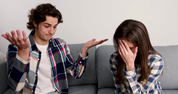 Раздраженная пара с кризисом обсуждает проблему на диване в гостиной
 - Кадры, видео