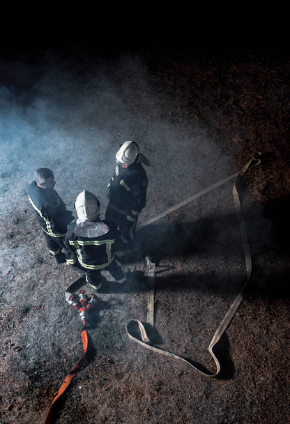 Пожарные во время операции - Фото, изображение