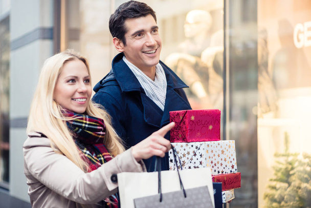 Couple at shop window doing Christmas shopping - Foto, immagini