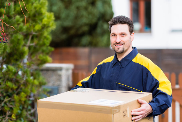 Courier delivering parcel to recipient - Фото, зображення