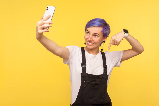 Portrait of cheerful blogger, hipster girl holding cell phone ma - Foto, Imagem