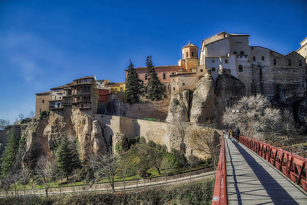 Cuencan historiallinen kaupunki - Espanja. Vanha kaupunki istuu kallioisilla kukkuloilla, Castilla La Mancha, Espanja. Hirttäytyviä taloja jyrkänteellä. Hämmästyttävä Espanja - kaupunki kalliolla kiviä - Cuenca
 - Valokuva, kuva