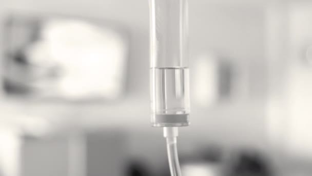 Close-up van zoutoplossing druppel voor patiënt en infuuspomp op wazig luxe Vip kamer achtergrond in het ziekenhuis. - Video