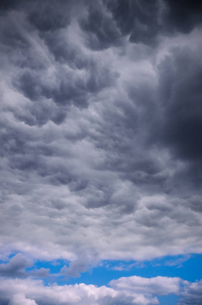 Громові хмари в похмурих тонах
 - Фото, зображення