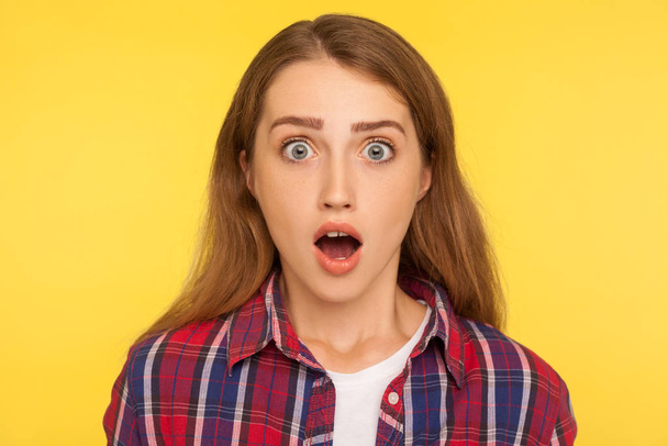 Wow, unbelievable! Portrait of shocked surprised ginger girl in  - Foto, Bild