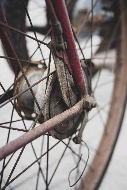 Close-up de roda de motocicleta enferrujada
 - Foto, Imagem