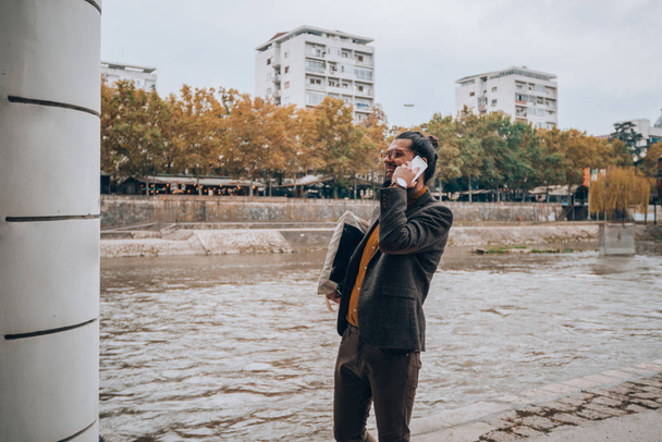 Elegante hombre caucásico vestido con un traje de moda al aire libre
 - Foto, Imagen