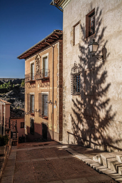 Historické město Cuenca - Španělsko. Staré město na vrcholu skalnatých kopců, Castilla La Mancha, Španělsko. Visící domy seděly na útesu. Úžasné Španělsko - město na skalách - Cuenca - Fotografie, Obrázek