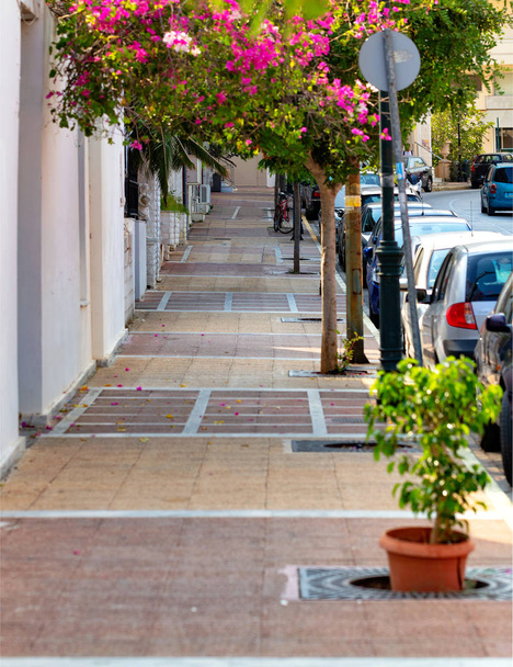 Заброшенный старый тротуар на улице Лутраки в Греции ранним летним утром
. - Фото, изображение