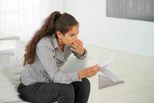 деловая женщина читает документ в офисном рабочем пространстве
. - Фото, изображение