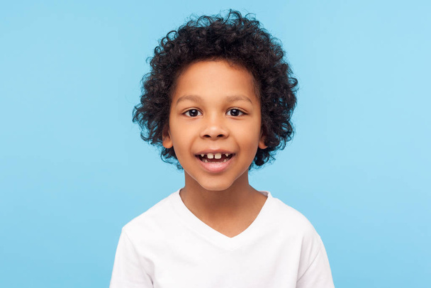 Nahaufnahme Porträt von erstaunlichen fröhlichen kleinen Jungen mit lockigem Haar - Foto, Bild