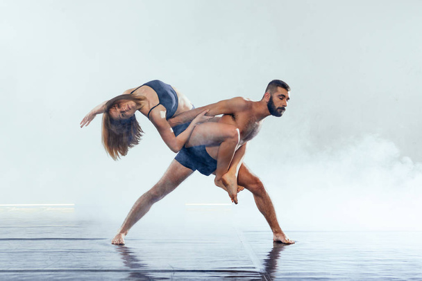 Сучасні та стильні артисти балету в танцювальному класі
 - Фото, зображення