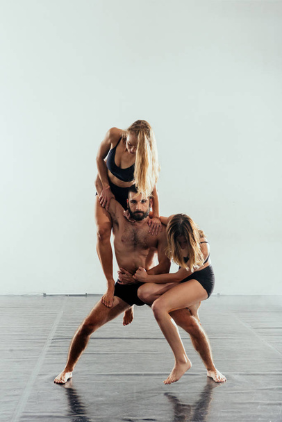Grupo de balé realizando uma dança contemporânea emocional e artística - Foto, Imagem