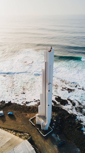 Ο φάρος της Πούντα ντελ Γουαδτάλου. Τοπίο με θέα στον ωκεανό. Ηλιοβασίλεμα. - Φωτογραφία, εικόνα