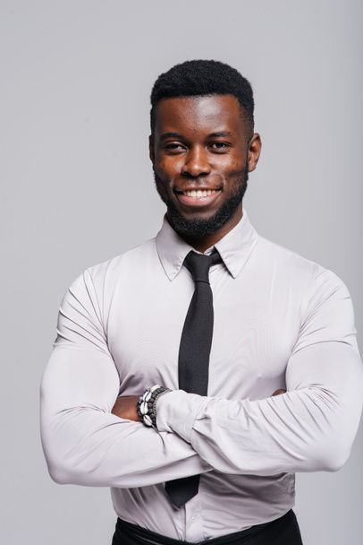 Πορτρέτο του Αφροαμερικανού επιχειρηματία φορώντας κοστούμι και γραβάτα απομονώνονται σε λευκό φόντο - Φωτογραφία, εικόνα