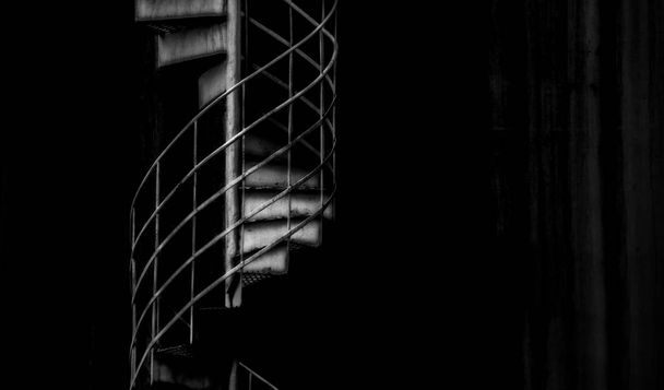 Czarno-białe ciemne okrągłe schody - Zdjęcie, obraz