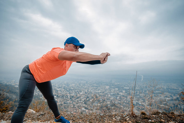 Přizpůsobit svalnatý muž na sobě fitness oblečení připravuje na běh - Fotografie, Obrázek