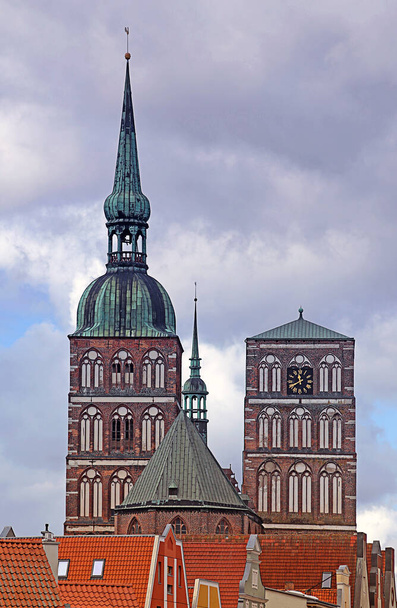 the towers of the nikolaikirche in stralsund - Foto, imagen
