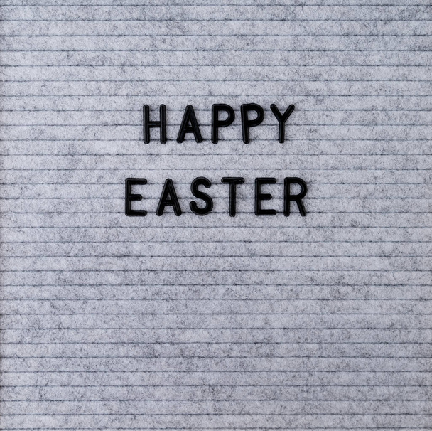 Las palabras Feliz Pascua en cartón fieltro gris
 - Foto, Imagen