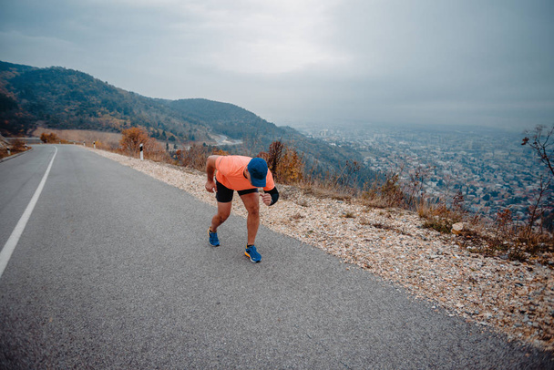 Musculoso corredor mayor vestido con ropa de fitness corriendo al aire libre
 - Foto, Imagen