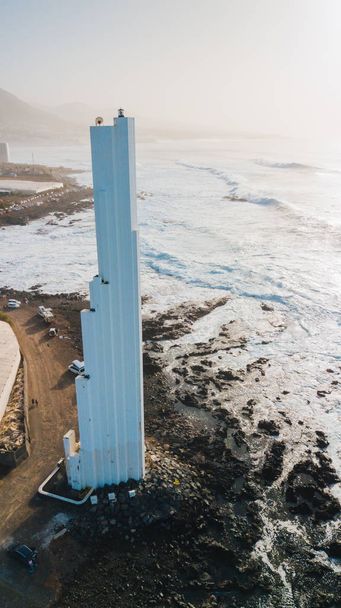 プンタ・デル・イダルゴ灯台。海を見下ろす風景。日没. - 写真・画像