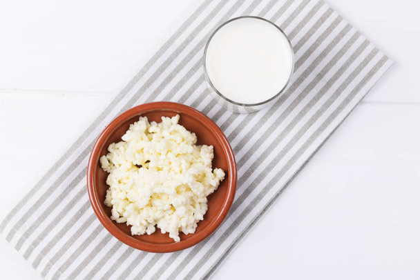 Homemade fermented beverage kefir with kefir grains in bowl on a white background, concept of natural fermented food and gut health - Foto, Imagen