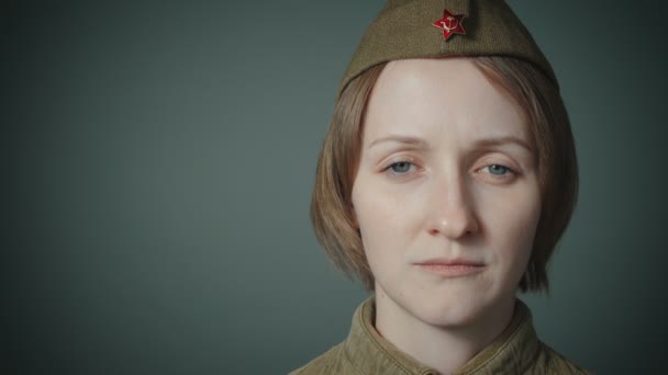 Vídeo de jovem mulher vestindo uniforme do exército vermelho
 - Filmagem, Vídeo