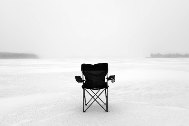 chaise noire se tient dans la neige
 - Photo, image