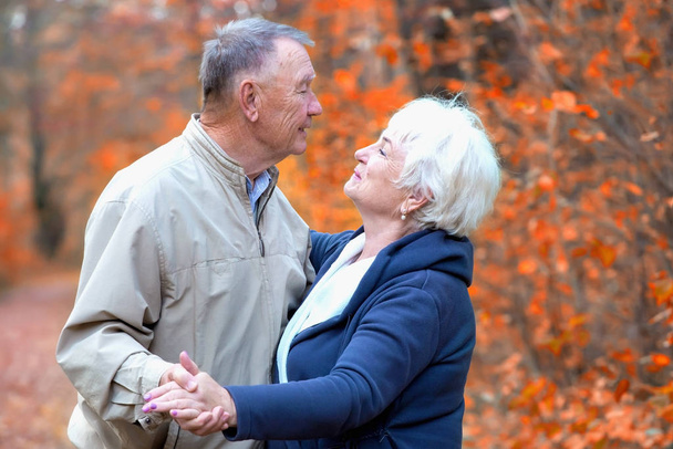 Senior man wants kiss senior woman - Foto, Imagen
