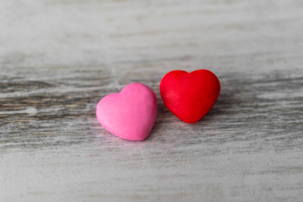 Colorful red and pink hearts against rustic white background. - Foto, Imagem