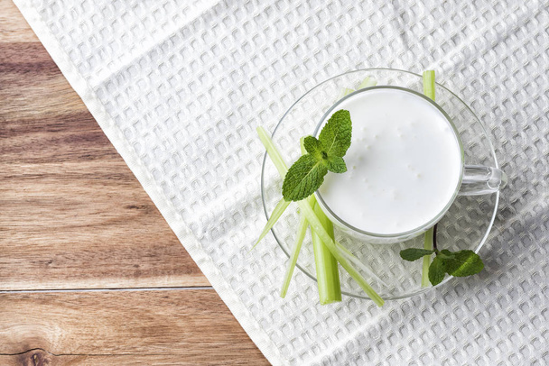 Pouring homemade kefir, yogurt with probiotics. Probiotic cold sour-milk drink. Fashionable food and drinks. - Foto, Bild