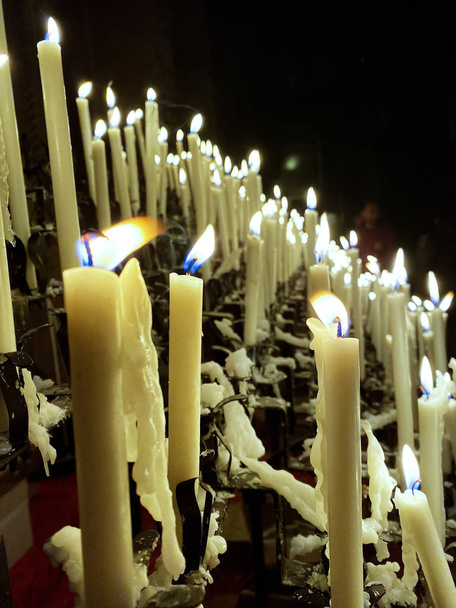 Modena Katolik Kilisesi 'nin ışıkları ve mumları. - Fotoğraf, Görsel